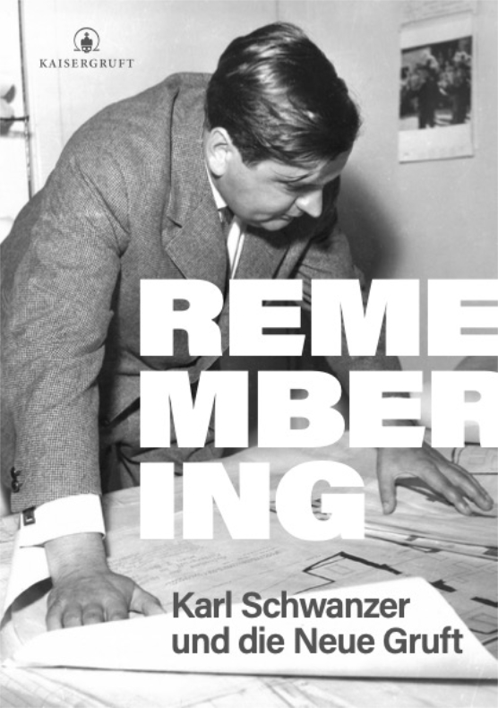 Karl Schwanzer beugt sich über die Pläne der Neuen Gruft